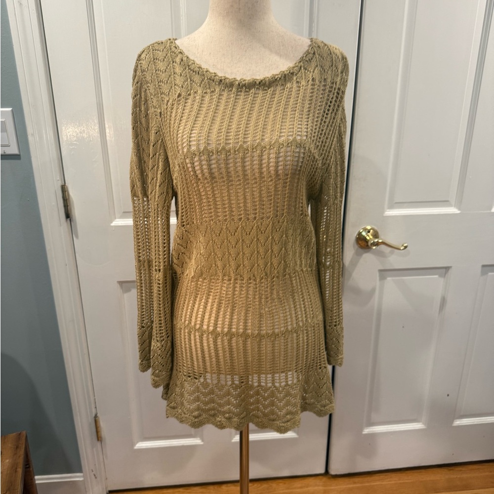 100% Acrilico Gold stetchy Sweater Top in Size Med,34”wide 28” length.